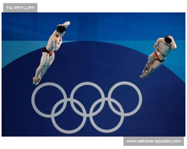 向飞洋奋勇争先夺得抓举与总成绩双金牌荣耀时刻