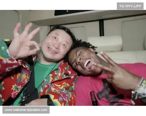 甲亢哥与神秘女子亲吻瞬间 她竟然跪下求婚引发热议